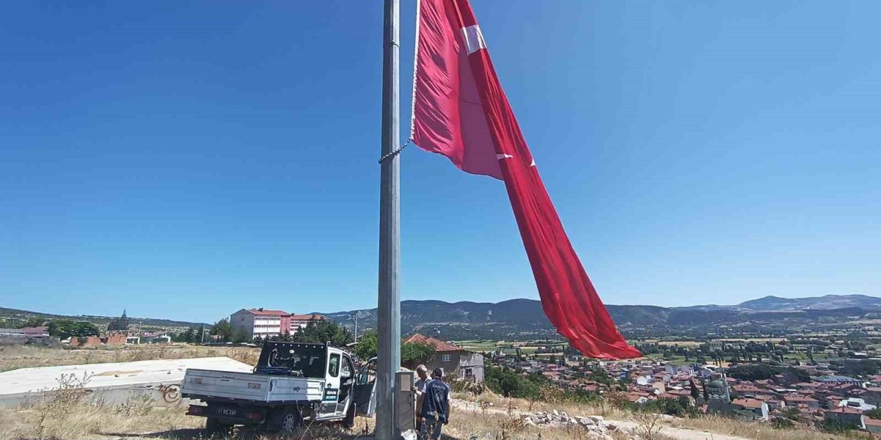 30 metre yükseklikte dalgalanan Türk bayrağı yenilendi
