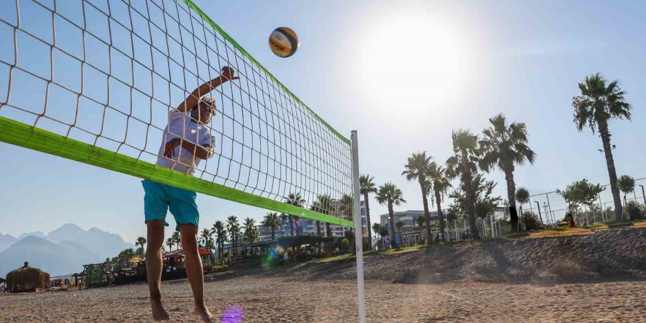 Antalya Büyükşehir’den Konyaaltı Plajı’na ücretsiz plaj voleybol sahaları