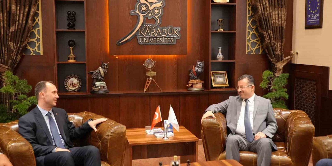 Rektör Kırışık tebrikleri kabul ediyor