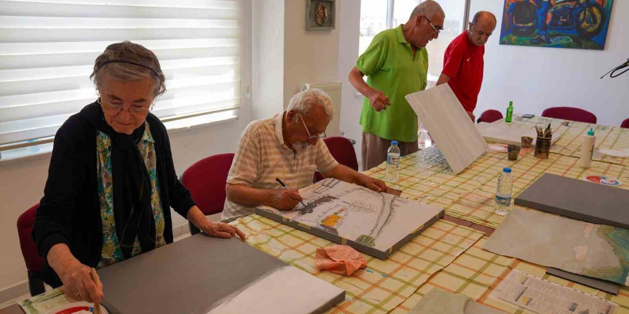 Deneyimli vatandaşlar hem eğleniyor hem sosyalleşiyor