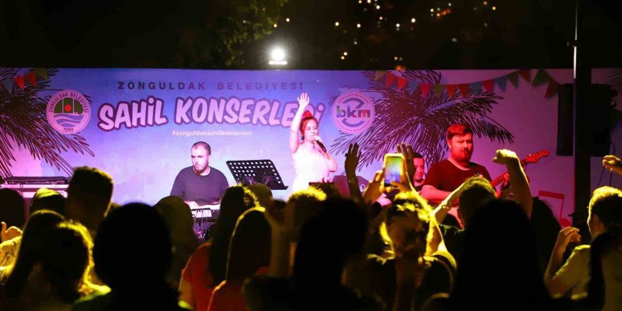 Sahil konserleri yoğun katılım altında başladı