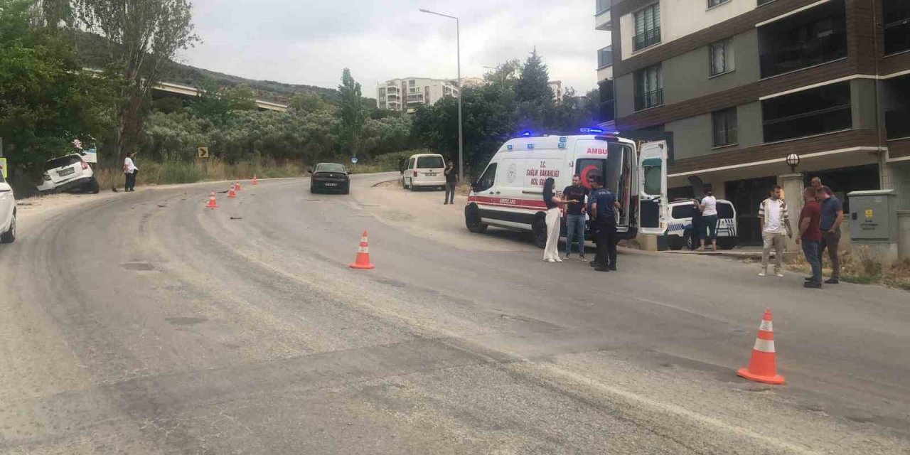 Gemlik’te mazot dökülen yolda 3 araç kazaya karıştı