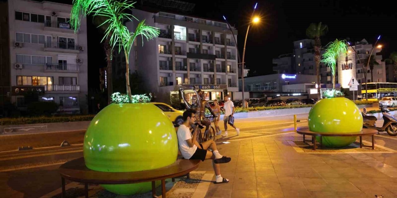 Marmaris’te dev saksılar ilgi çekti