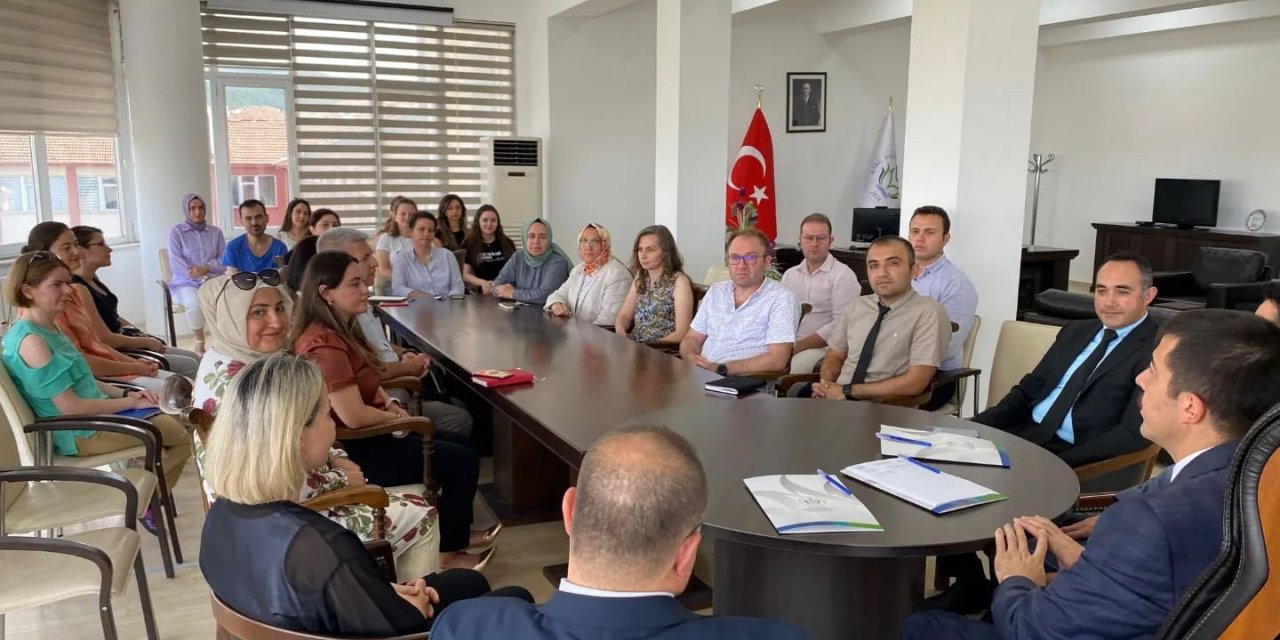 Akademisyenlerden çalışmalarıyla alakalı bilgiler aldı