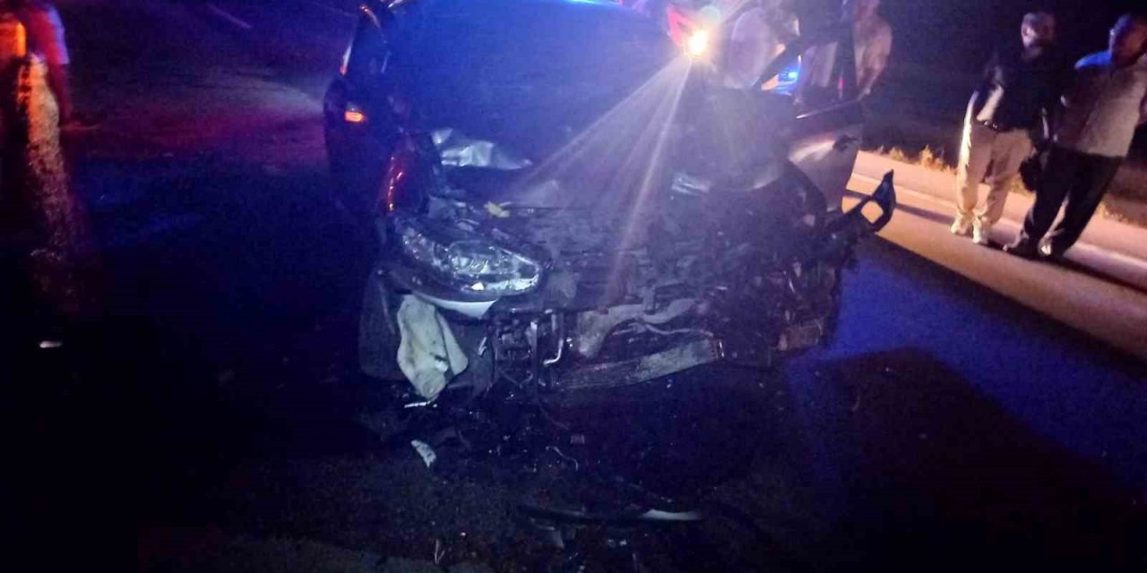 Otomobil ile hafif ticari araç çarpıştı: 3 yaralı