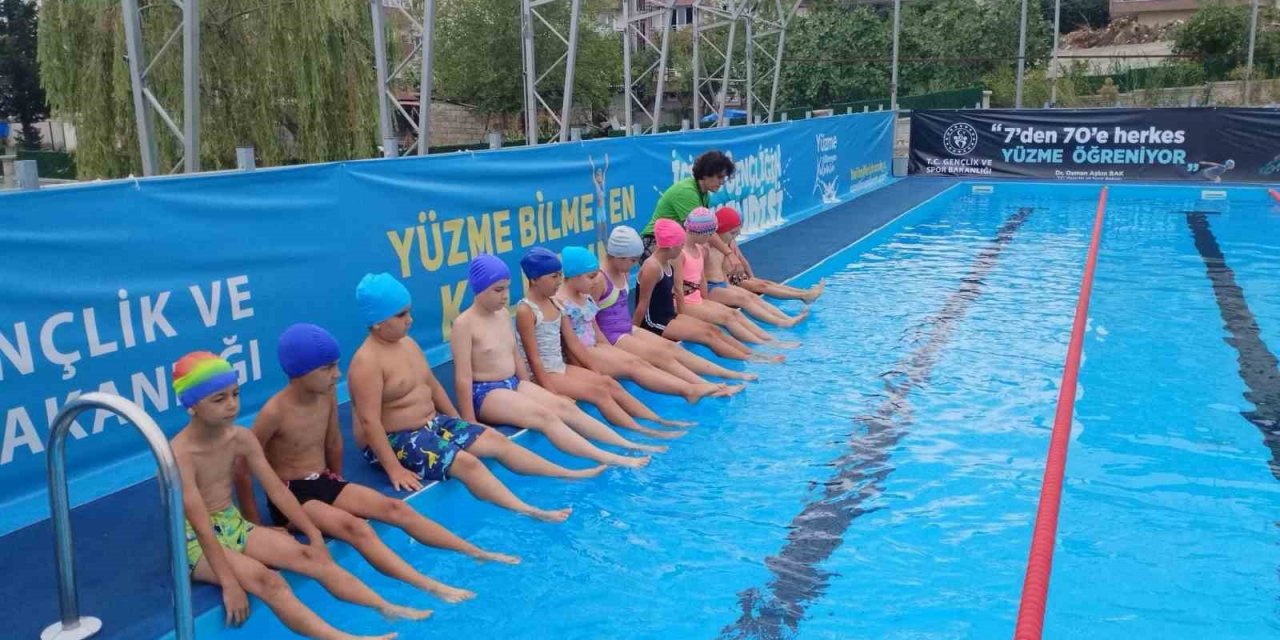 Portatif yüzme havuzu açıldı