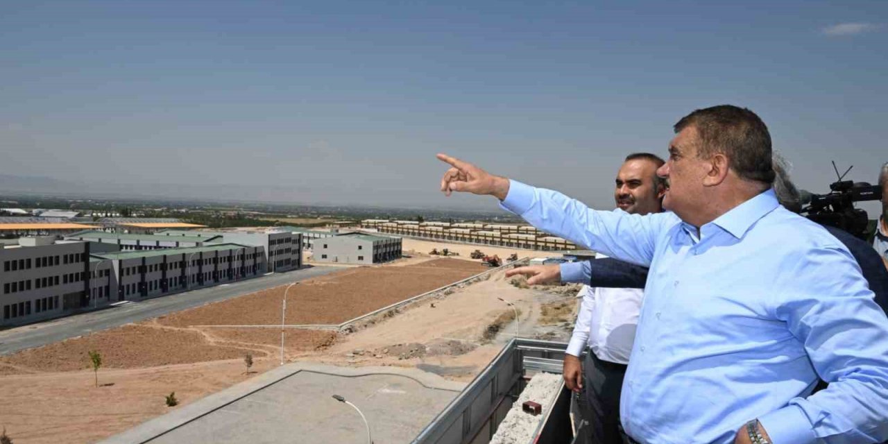 Bakan Kacır Malatya’da Büyükşehir Belediyesi hizmetlerini gezdi