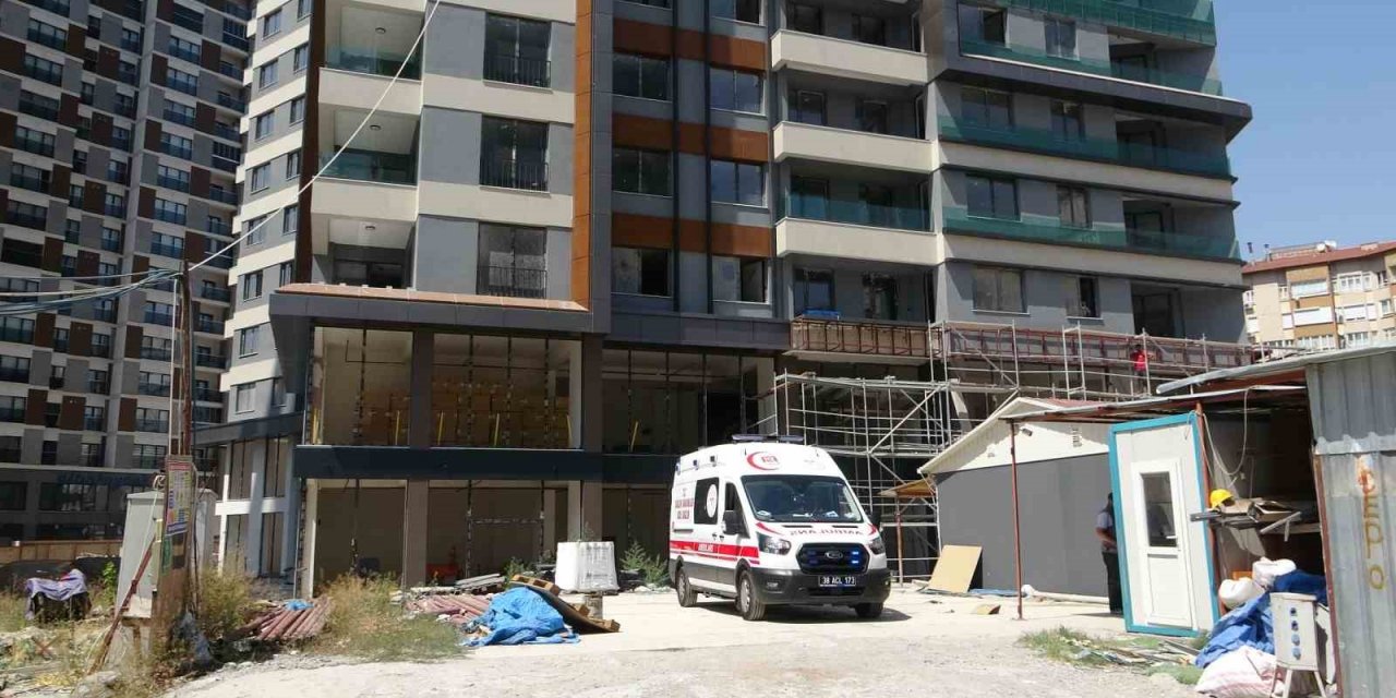 İnşaatta 3 metrelik boşluğa düşen işçiyi itfaiye kurtardı