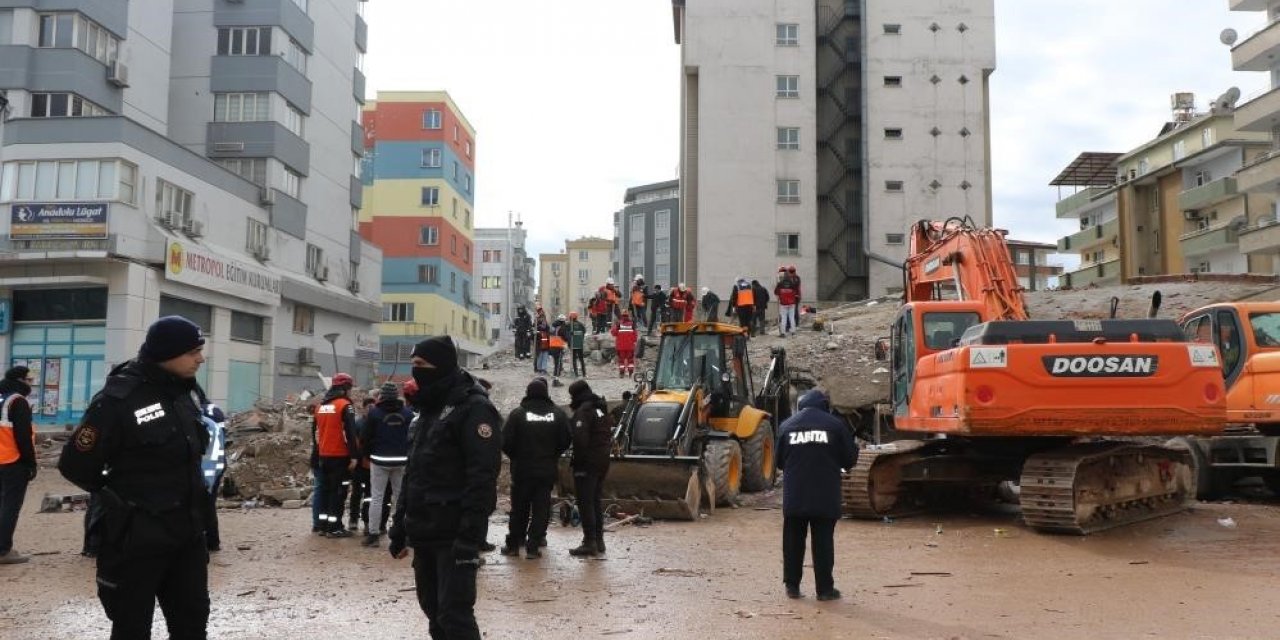21 kişiye mezar olan Gölgeler Apartmanı’nın betonunda dere kumu ve çakıl kullanılmış