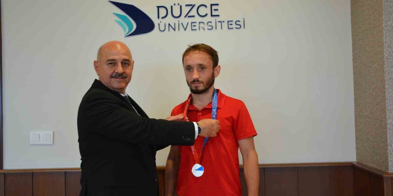 Şampiyon sporcu Rektör Sözbir ile bir araya geldi