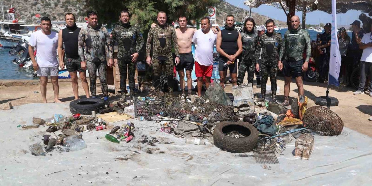 Gümüşlük’te deniz dibi temizliği yapıldı