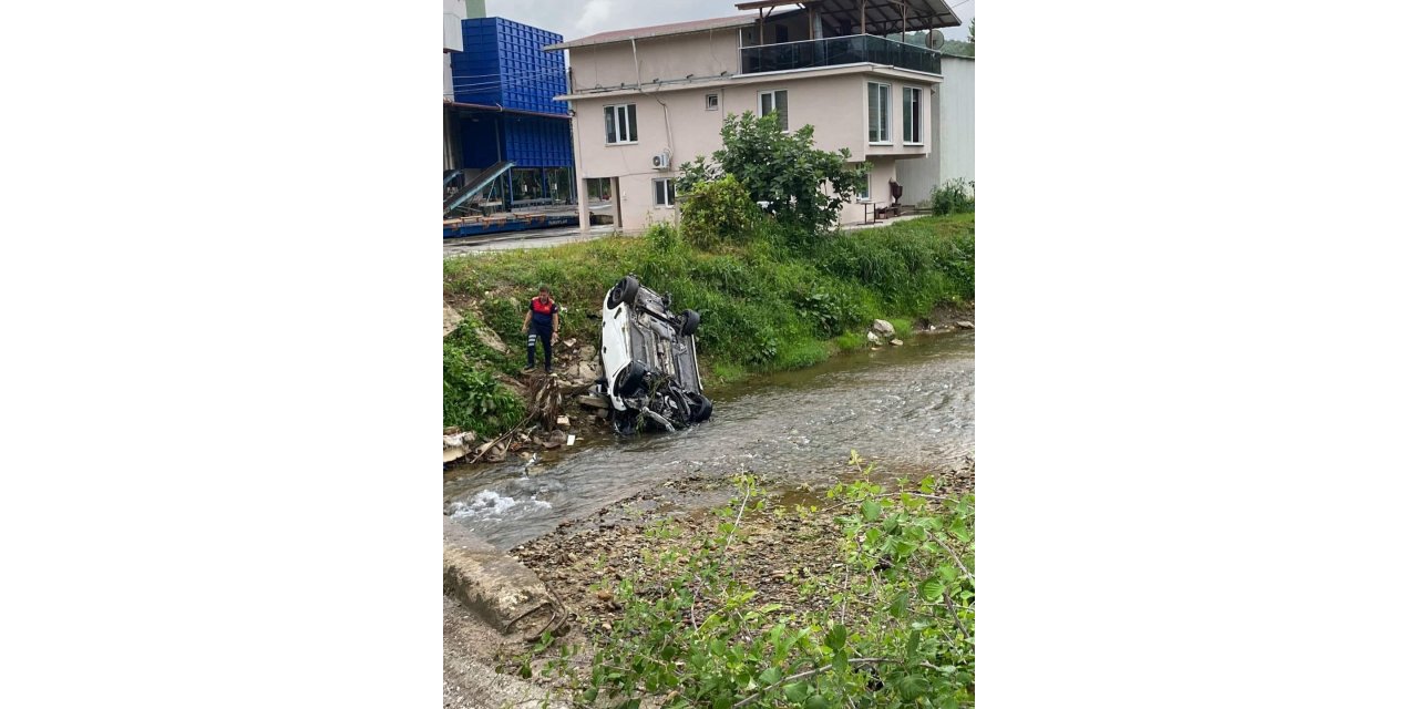 Otomobil dereye uçtu: 2 yaralı