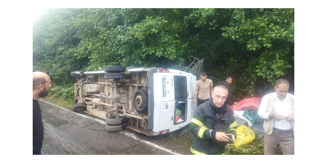 Mevsimlik tarım işçilerini taşıyan minibüs yan yattı: 8 yaralı