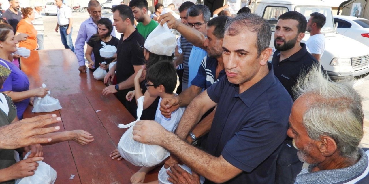 Samandağ Kaymakamlığı vatandaşlara yemek dağıttı