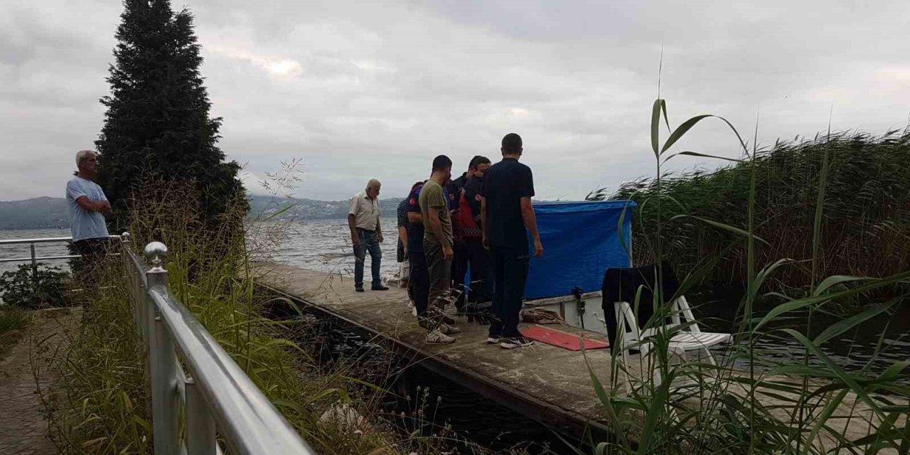 Sapanca Gölü’nde teknede mahsur kalan 3 kişi kurtarıldı
