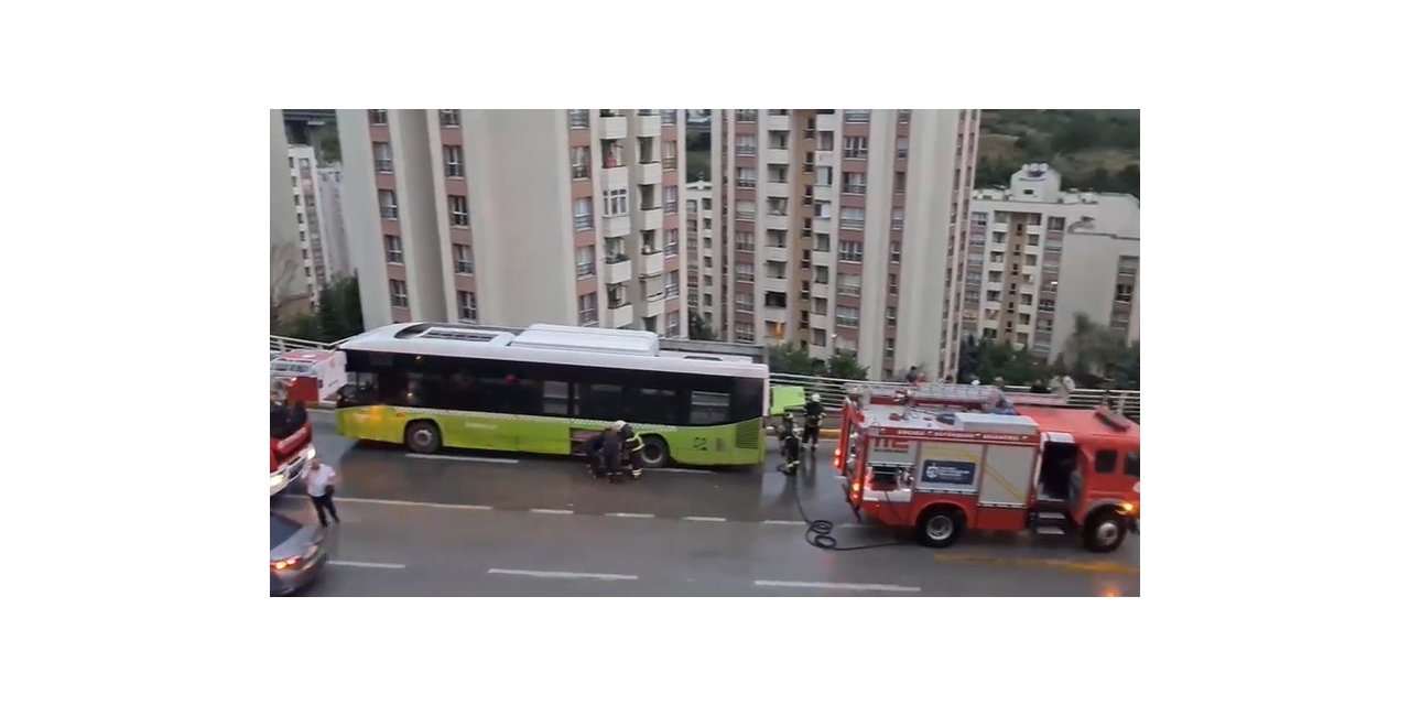 Belediye otobüsünden çıkan dumanlar korkuttu