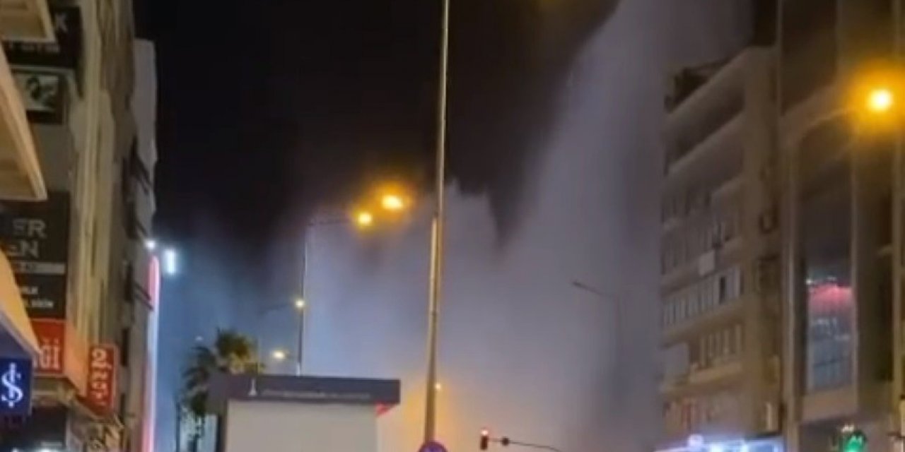 İzmir’de su borusu patladı, trafik durma noktasına geldi