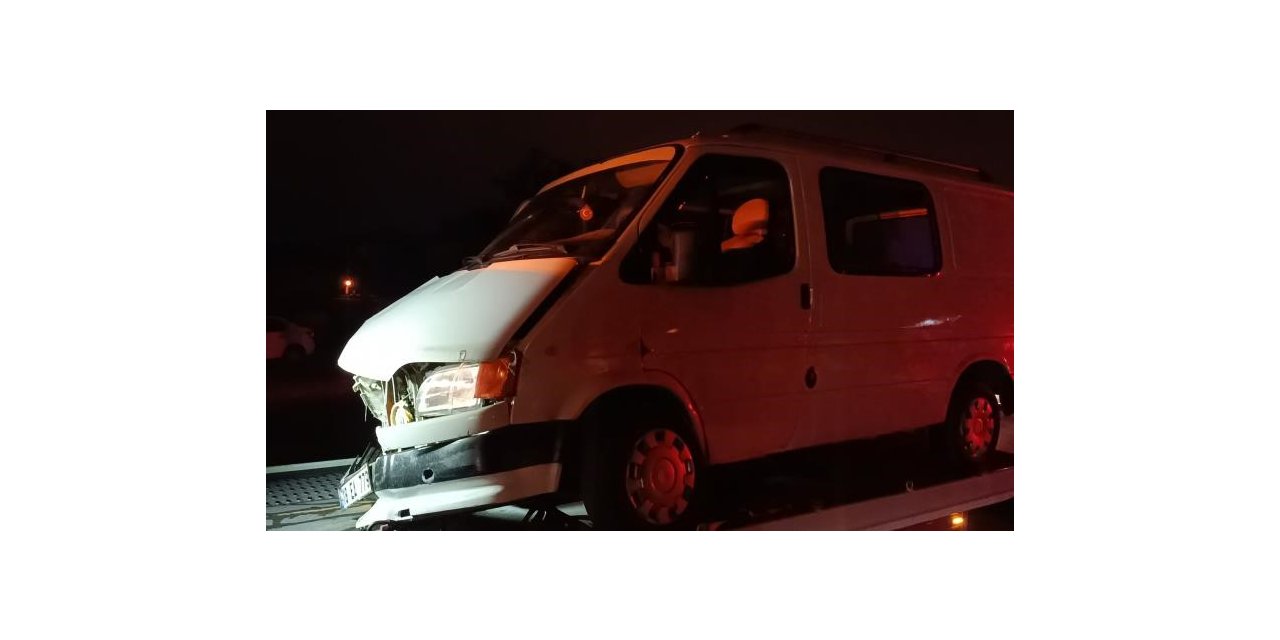 Bolu’da minibüs ile otomobil kavşakta çarpıştı: 2 yaralı