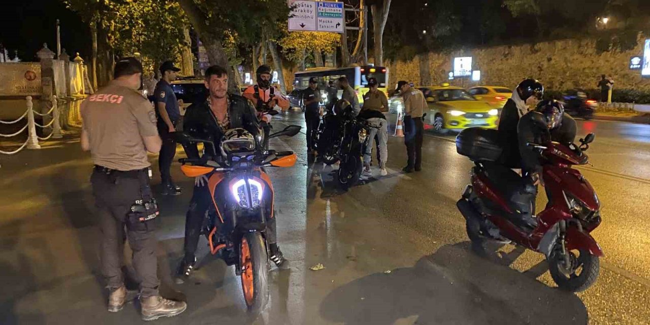 Beşiktaş’ta polisler motosiklet sürücülerine denetim gerçekleştirdi