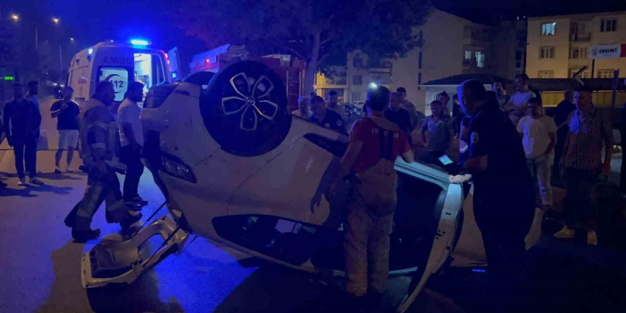 Makas atan araç takla attı: 5 yaralı