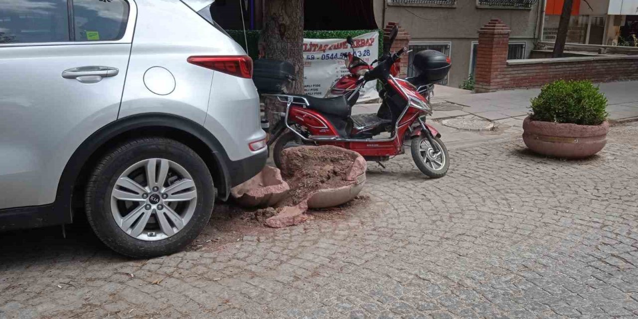 Eskişehir’de şanssız beton saksı yine hedef oldu