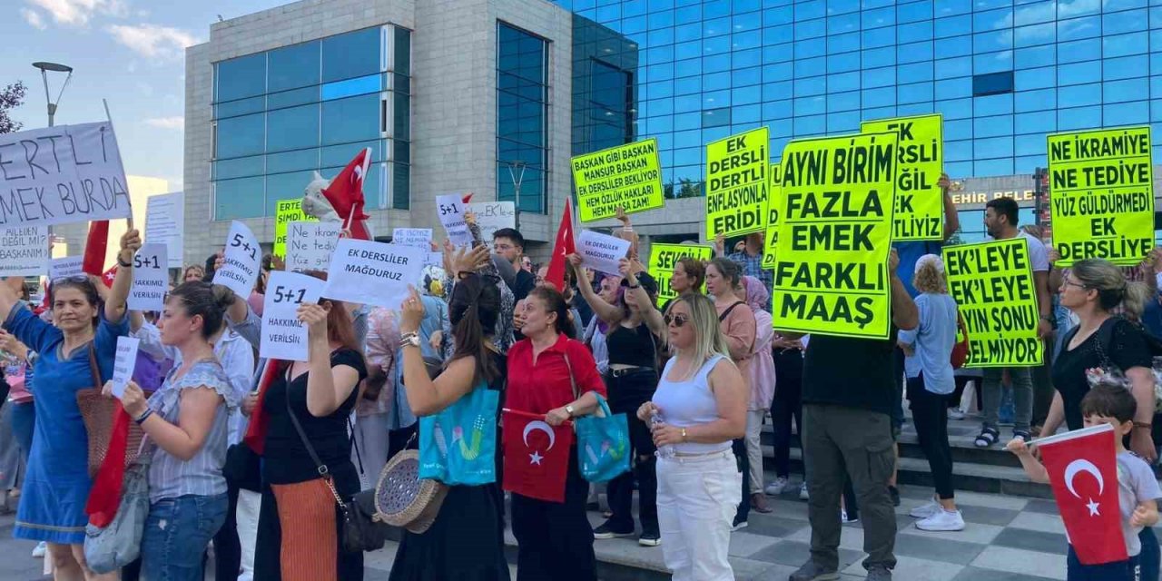 Usta öğreticilerden Ankara Büyükşehir Belediyesi önünde eylem