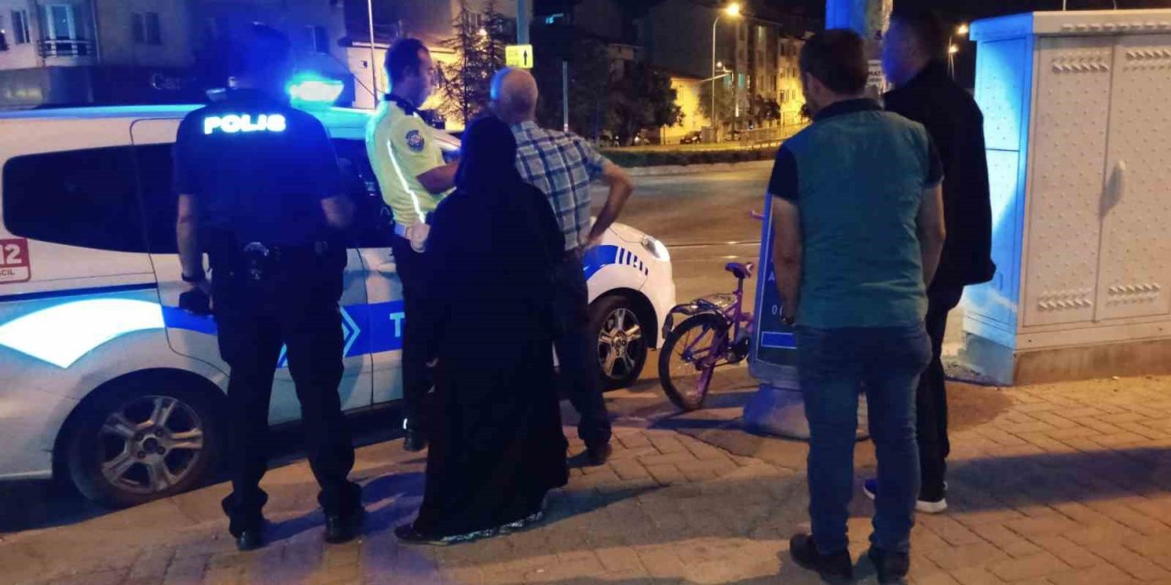 Kırmızı ışığa rağmen sürat yaptığı iddia edilen otomobil bisikletli kız çocuğuna çarptı