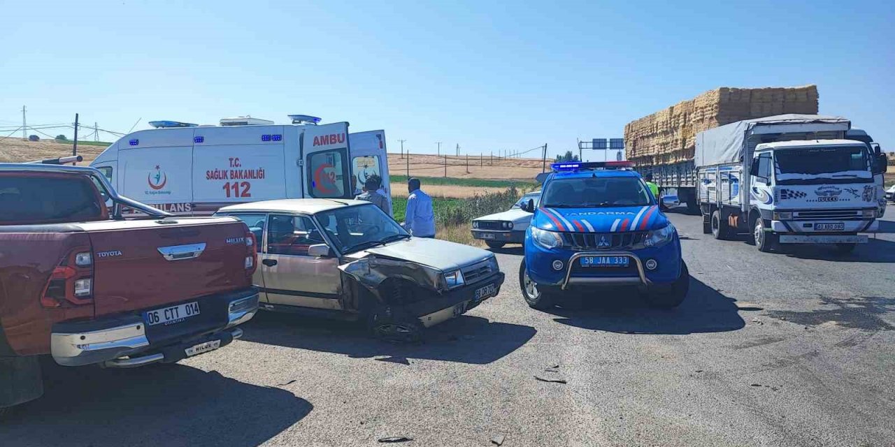 Kavşakta kaza 4 yaralı