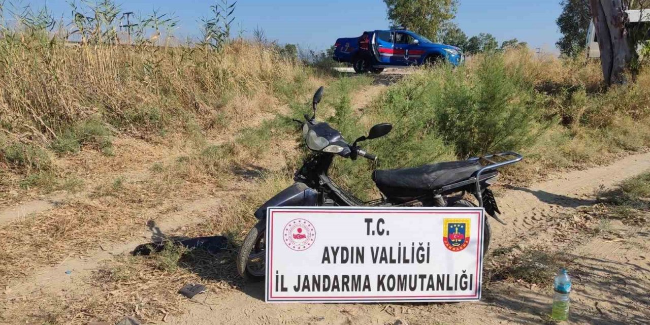 Çaldığı motosikleti parçalarken yakalandı