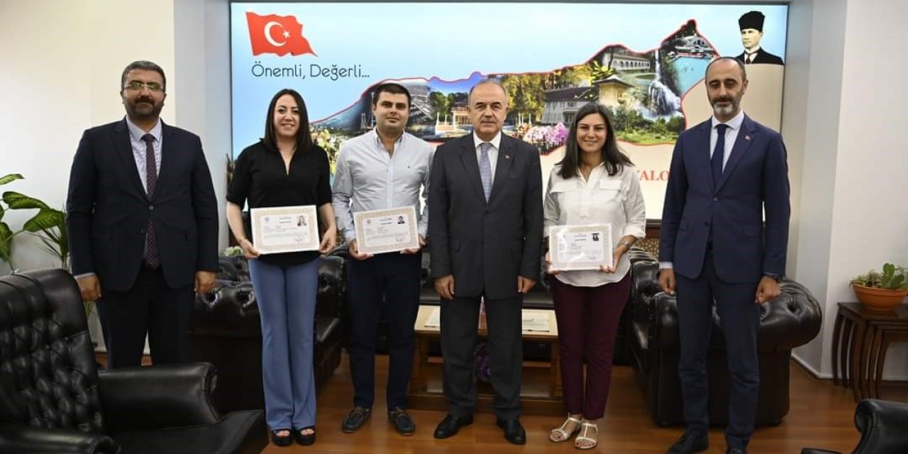 Vali Erol’dan 3 hekime başarı belgesi