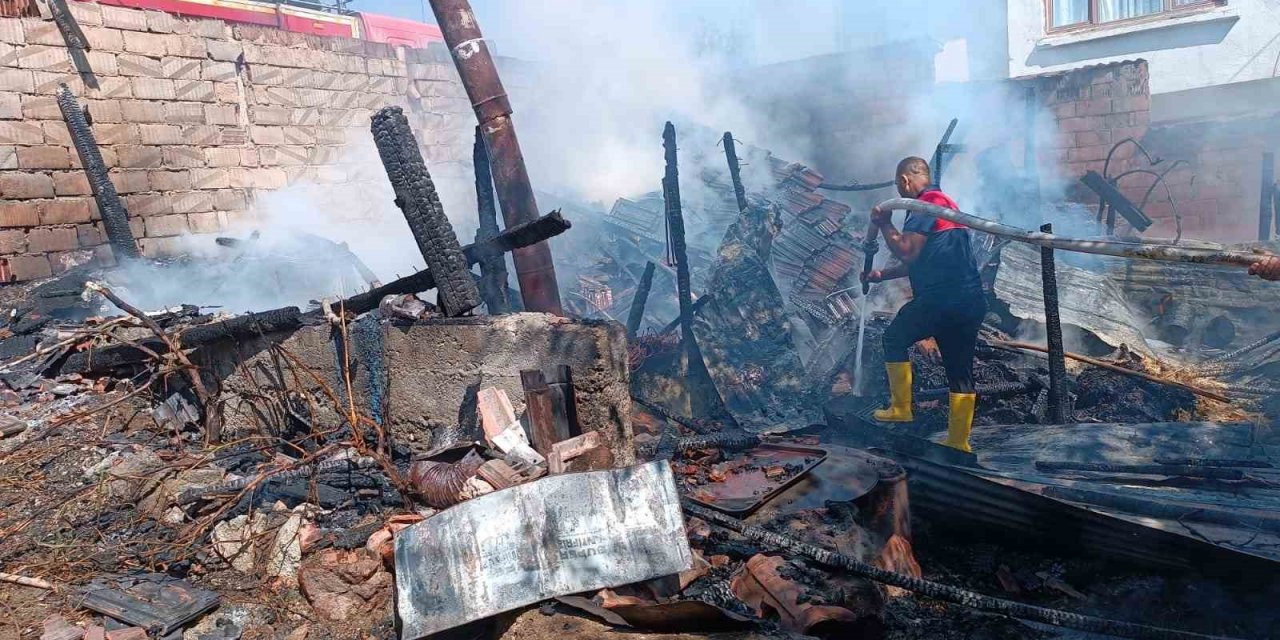 Alevlere teslim olan tandırlık küle döndü
