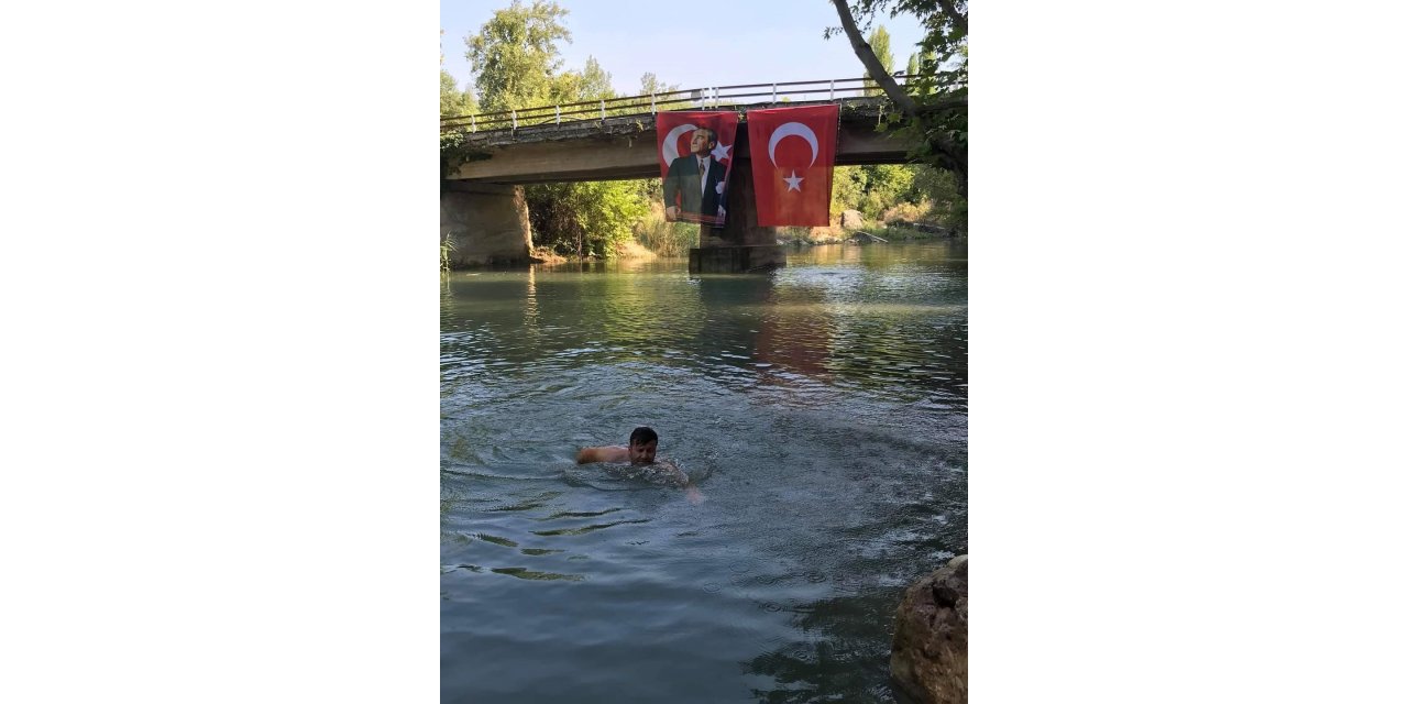 Mahalle halkı akarsu üzerinde kurulan havuzda serinliyor