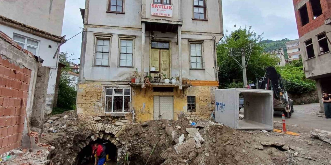 Tarihi evin altından dere yatağı çıktı