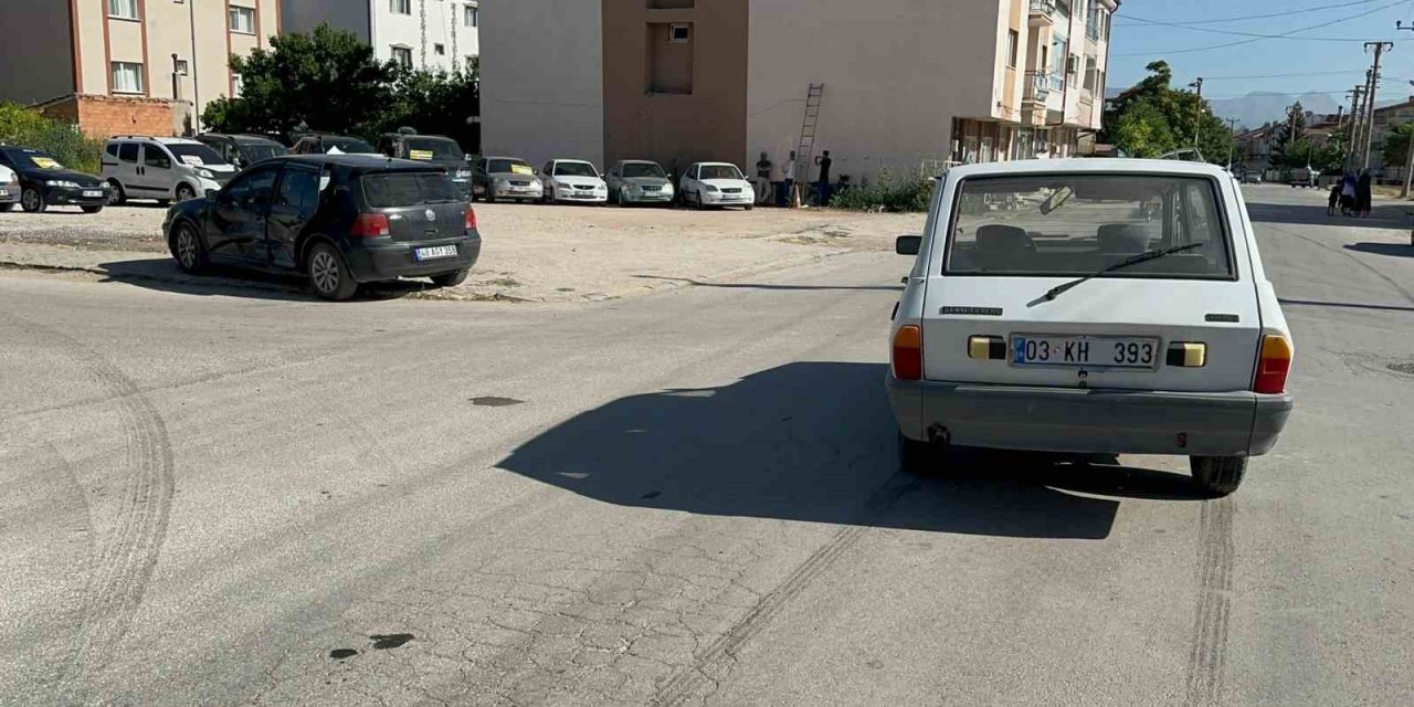 2 otomobilin çarpıştığı trafik kazasında 3 kişi yaralandı