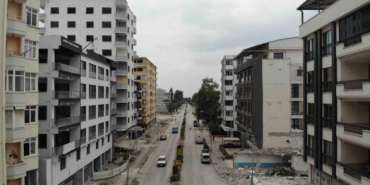 Depremin merkezine komşu şehir Osmaniye’de o caddeyi insan seslerinin yerini iş makinesi sesleri aldı