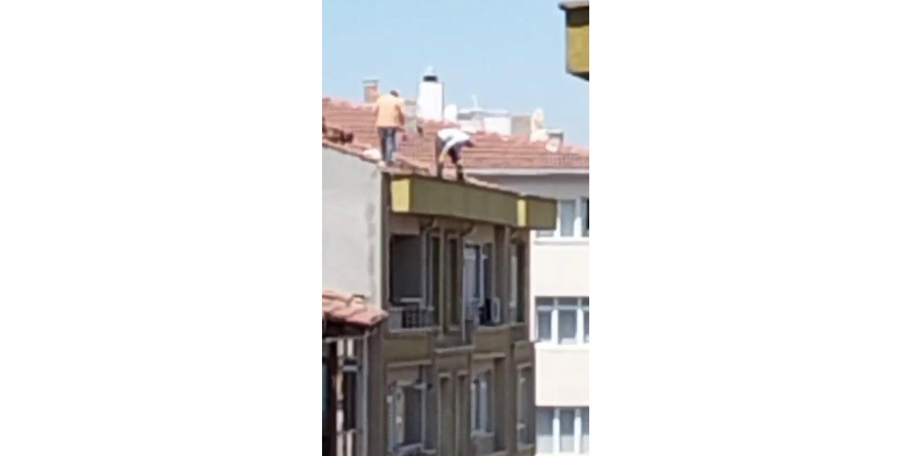 Hiçbir güvenlik tedbiri almadan 4 katlı apartmanın çatısında onarım yaptılar