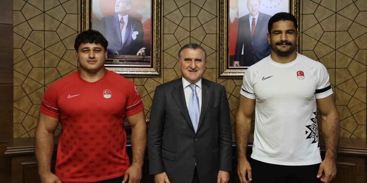 Bakan Bak milli güreşçileri kabul etti