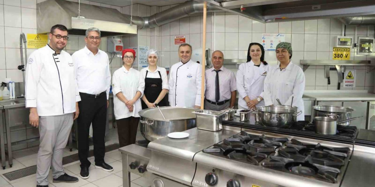 Rektör Altun Aşure Pişirdi