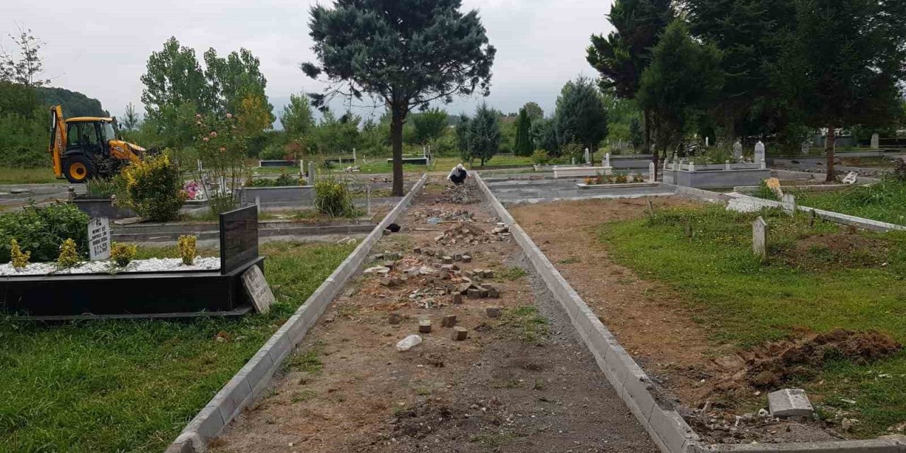 61 Mezarlıkta temizlik ve bakım yapılıyor