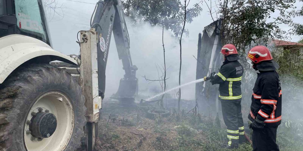 Alevlere teslim olan samanlık kül oldu