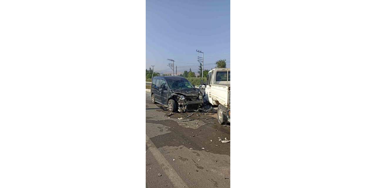 Ticari araçla kamyonet çarpıştı; 9 yaralı