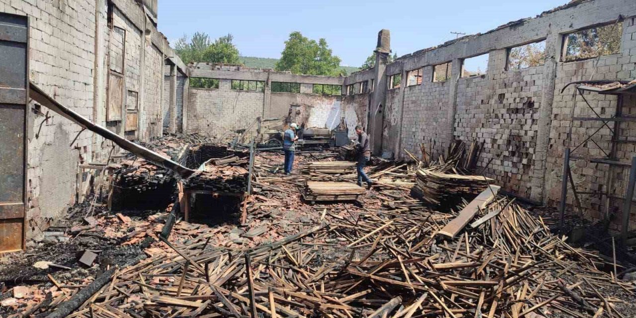 Simav’da orman ürünleri fabrikasında korkutan yangın