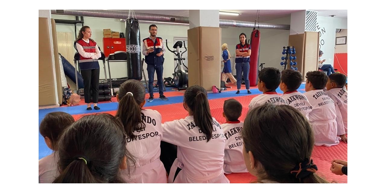 Öğrencilere ’Jandarma mesleği ve Güvenli İnternet Kullanımı’ Eğitimi Verildi