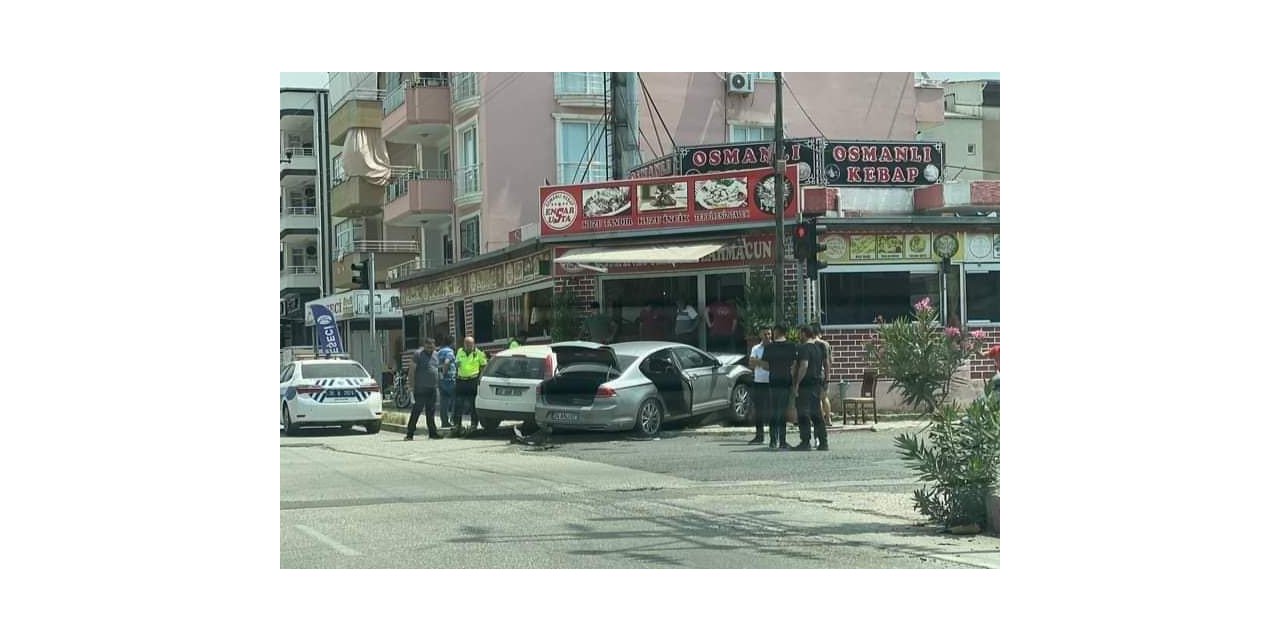 Otomobiller çarpıştı: 2 yaralı