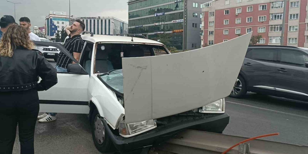 Kocaeli’de otomobil bariyerlere çarptı: 1 yaralı