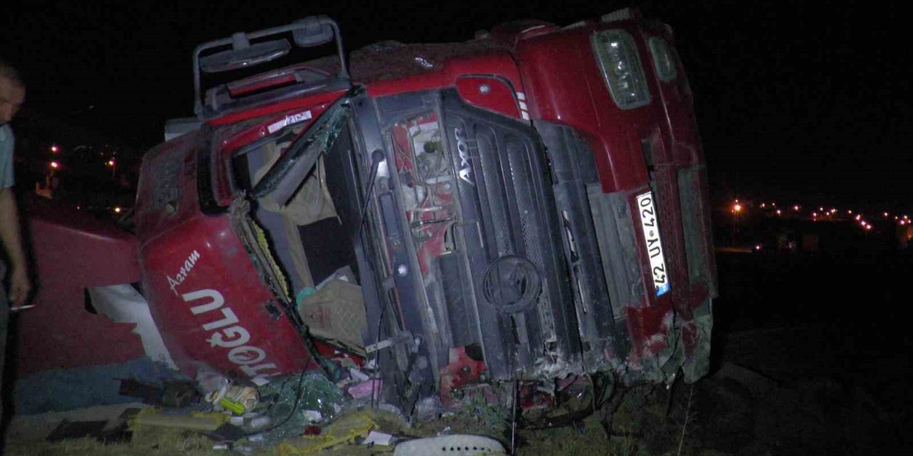 Plastik boru yüklü tır devrildi: 1 ölü, 1 ağır yaralı