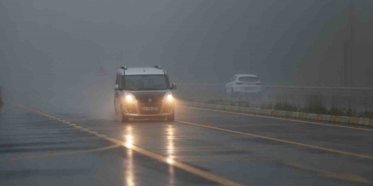 Bolu Dağı’nda sis ve sağanak yağış etkili oluyor