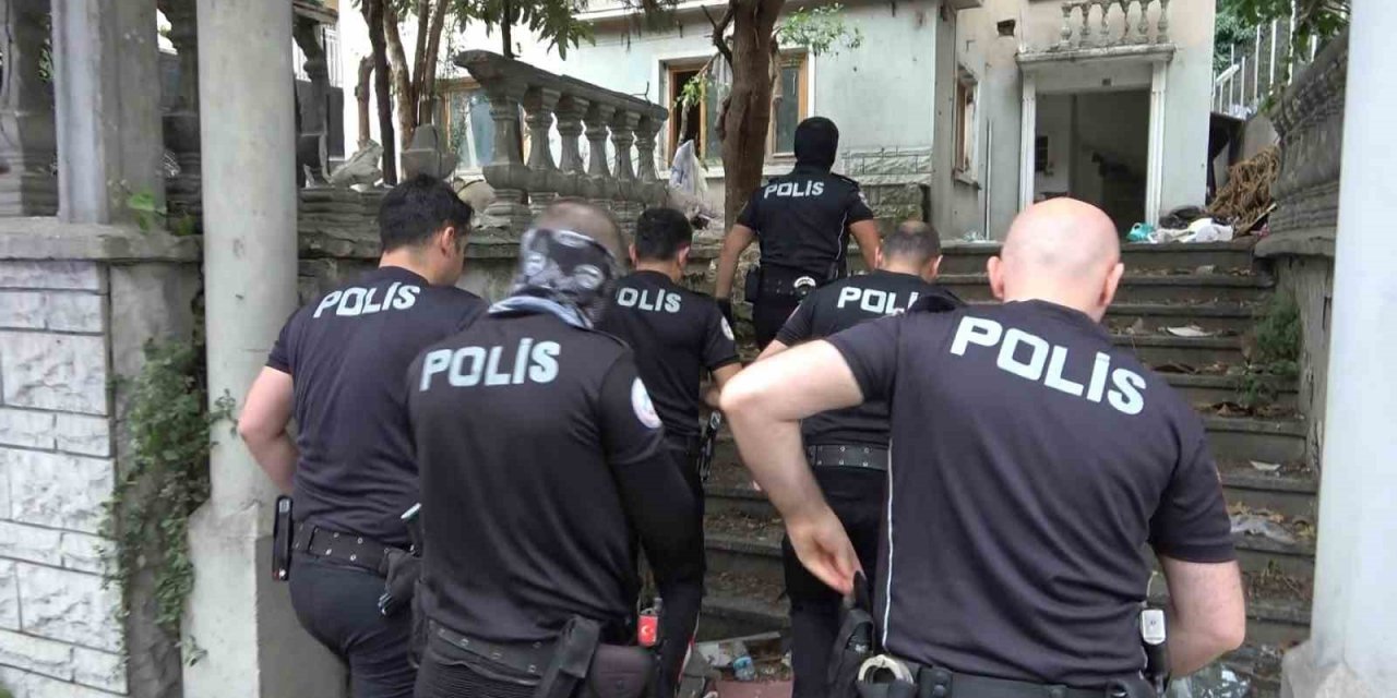 Polis ekiplerinden terk edilmiş evlere baskın...Şüpheliler böyle yakalandı