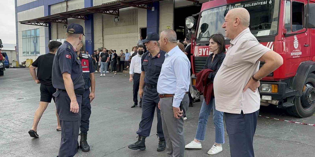 Arnavutköy’de cam üretim fabrikasındaki yangın havadan görüntülendi