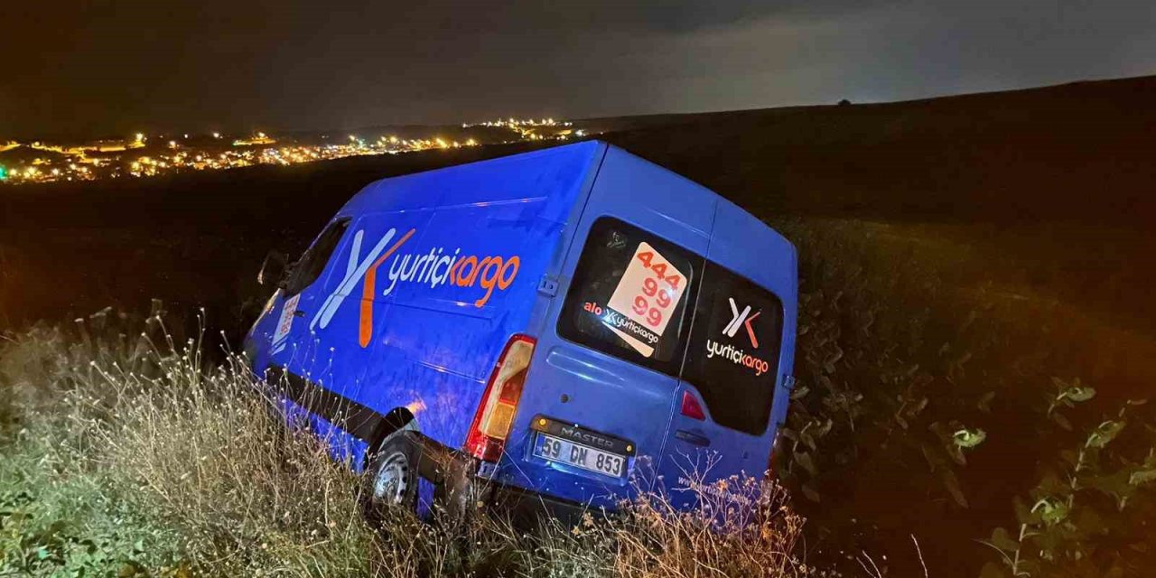 Kargo aracı tarlaya uçtu